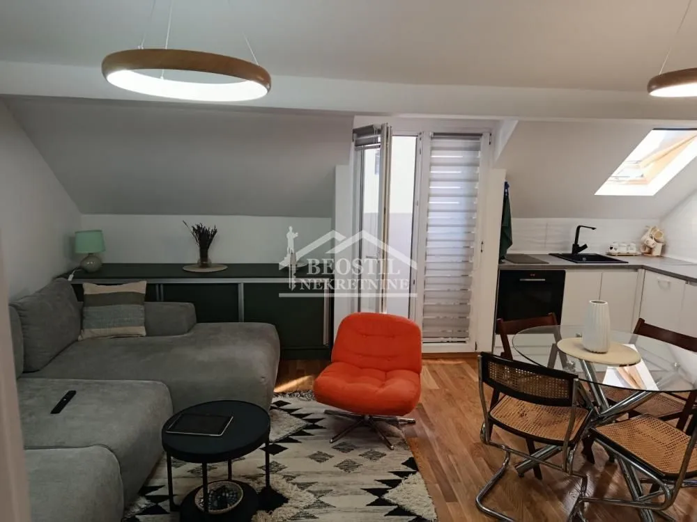 Izdavanje, trosoban stan, 45m², Stari Grad, Beograd