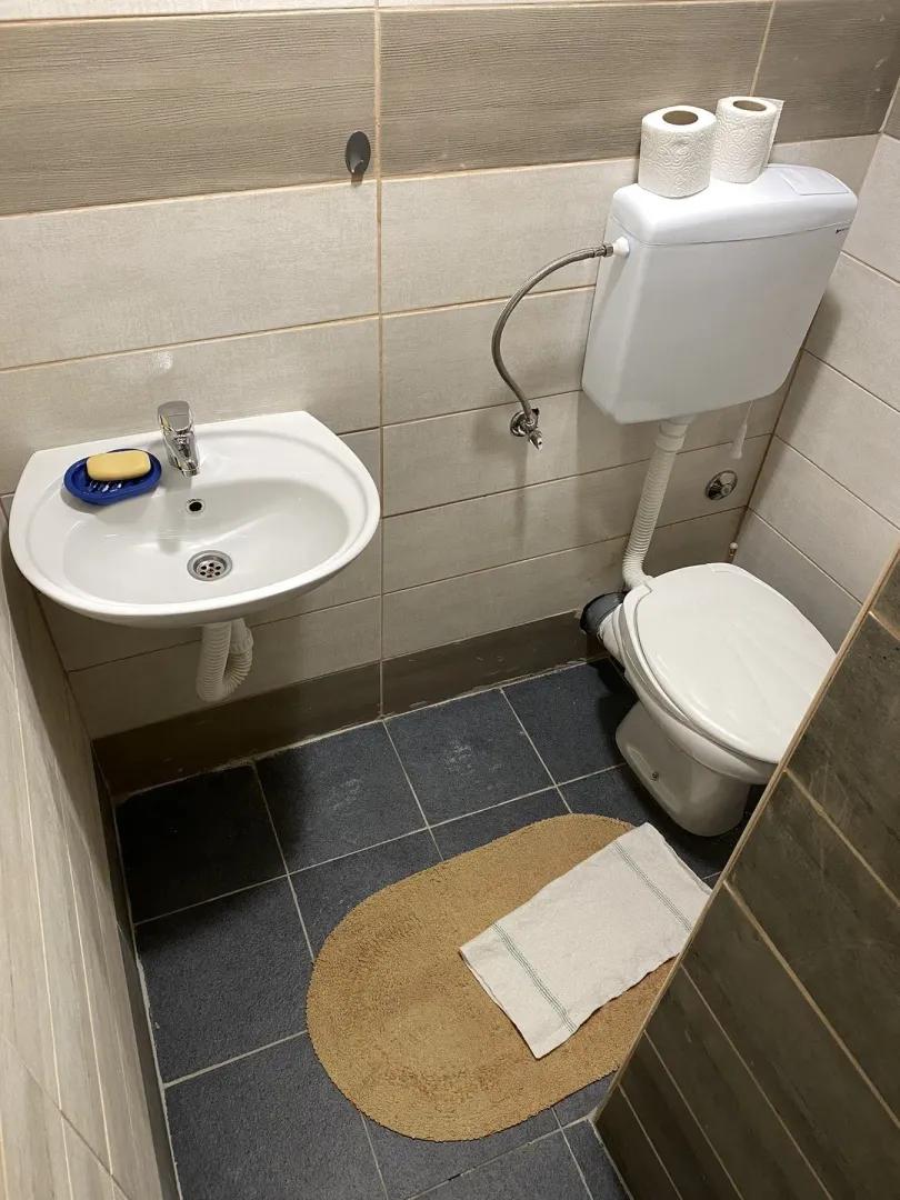 Malo kupatilo sa toaletom i umivaonikom.