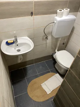 Malo kupatilo sa toaletom i umivaonikom. - image 7