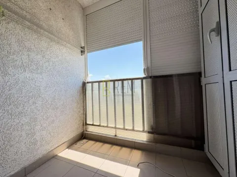 Natkriveni balkon sa popločanim podom i zaštitnom ogradom. - image 8