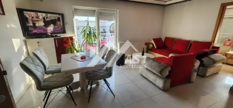 Dnevna soba sa garniturom, trpezarijskim stolom i televizorom. - image 4