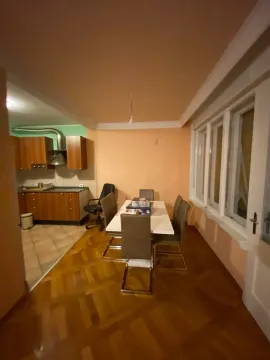 Trpezarija sa stolom i stolicama, sa pogledom na kuhinju. - image 15