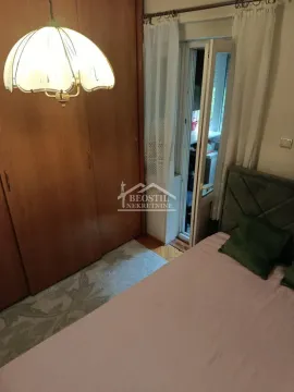 Nameštena spavaća soba sa velikim ormanom i izlazom na terasu. - image 6
