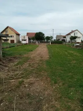 Pogled na prostrano dvorište i okolne kuće. - image 8
