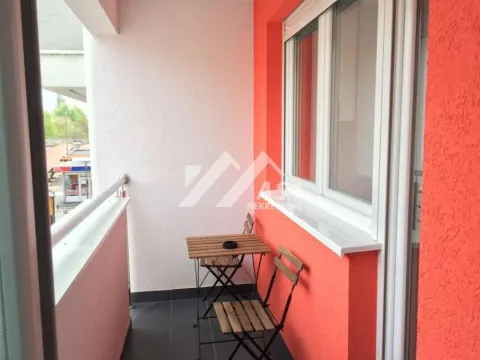 Manji natkriveni balkon sa stočićem i stolicama. - image 10