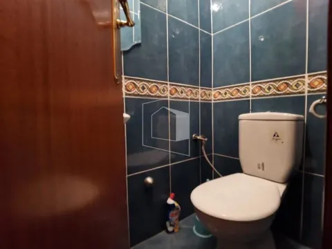 Manje kupatilo sa plavim zidnim pločicama i sanitarijama. - image 20
