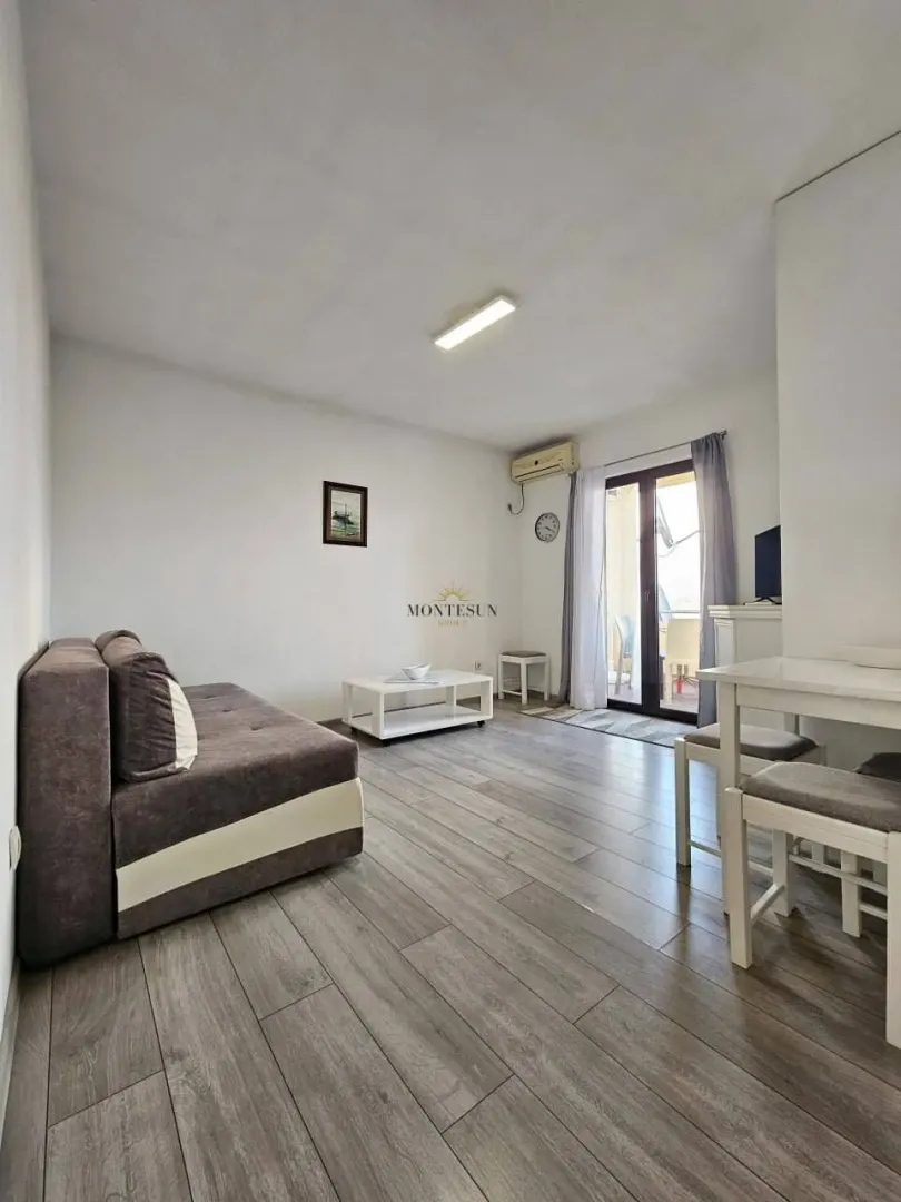 Izdavanje, trosoban stan, 100m², Gospoština, Budva