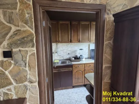 Pogled kroz vrata na manju kuhinju sa drvenim elementima. - image 4