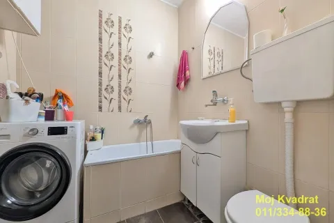 Kupatilo opremljeno kadom, umivaonikom, WC šoljom i mašinom za veš. - image 10