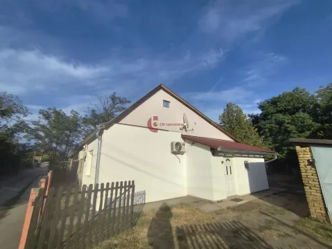 Pogled na spoljašnjost kuće sa dvorištem i drvenom ogradom. - image 3
