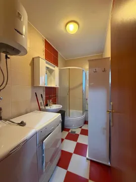Manje kupatilo sa tuš kabinom, umivaonikom i veš mašinom. - image 10