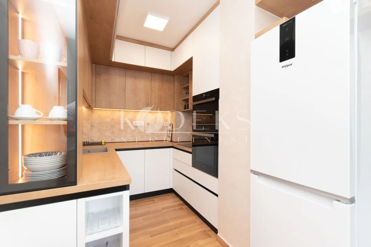 Izdavanje, dvosoban stan, 76m², Centar, Podgorica
