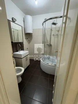 Kupatilo opremljeno tuš kabinom, umivaonikom i wc šoljom. - image 6