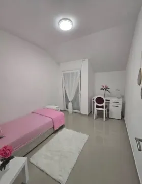 Manja spavaća soba sa krevetom, radnim stolom i izlazom na terasu. - image 7