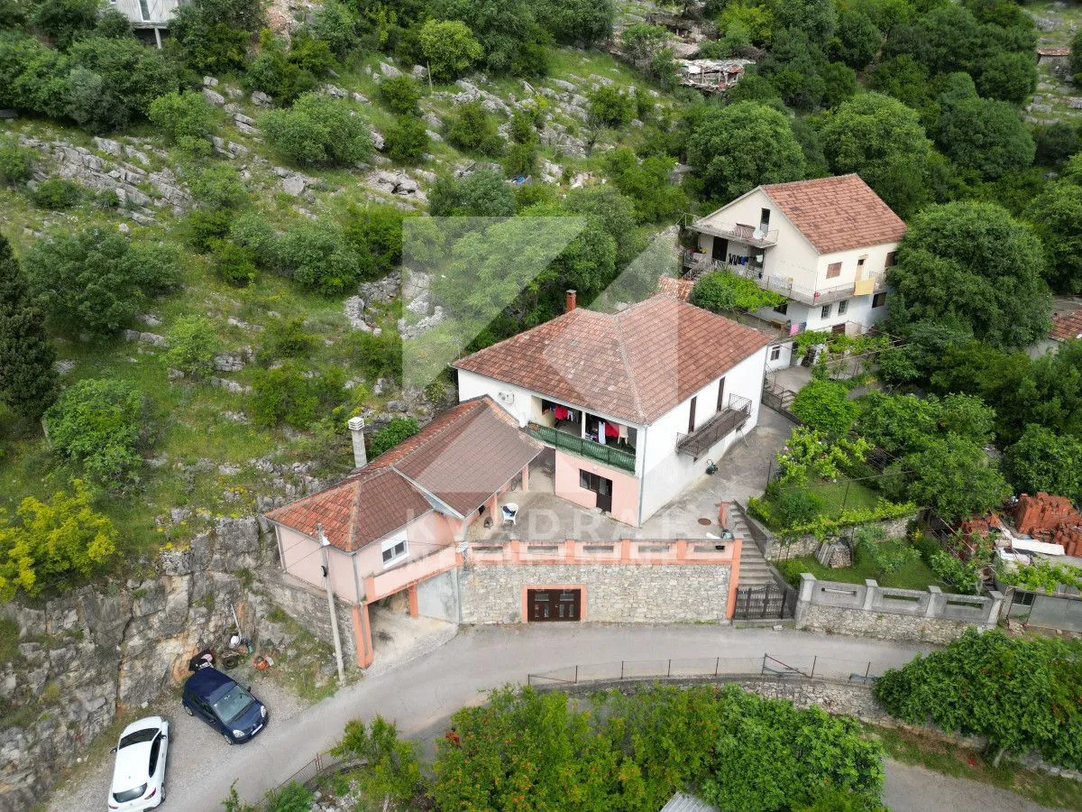 Sale, house, 300m², Malo Brdo, Podgorica