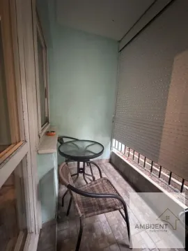 Natkriveni balkon sa garniturom za sedenje i roletnama na prozorima. - image 6