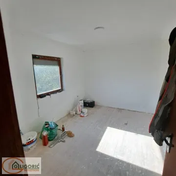 Prazna neopremljena prostorija u toku renoviranja. - image 6