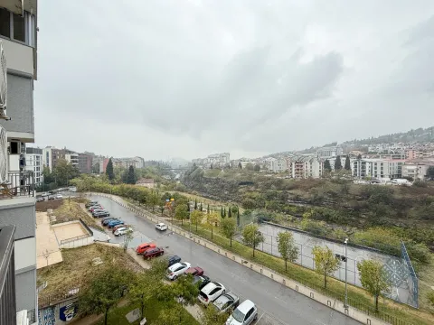 Pogled iz apartmana na grad i okolinu. - image 8