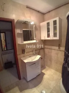 Kupatilo sa umivaonikom, ogledalom i zidnim elementima. - image 16