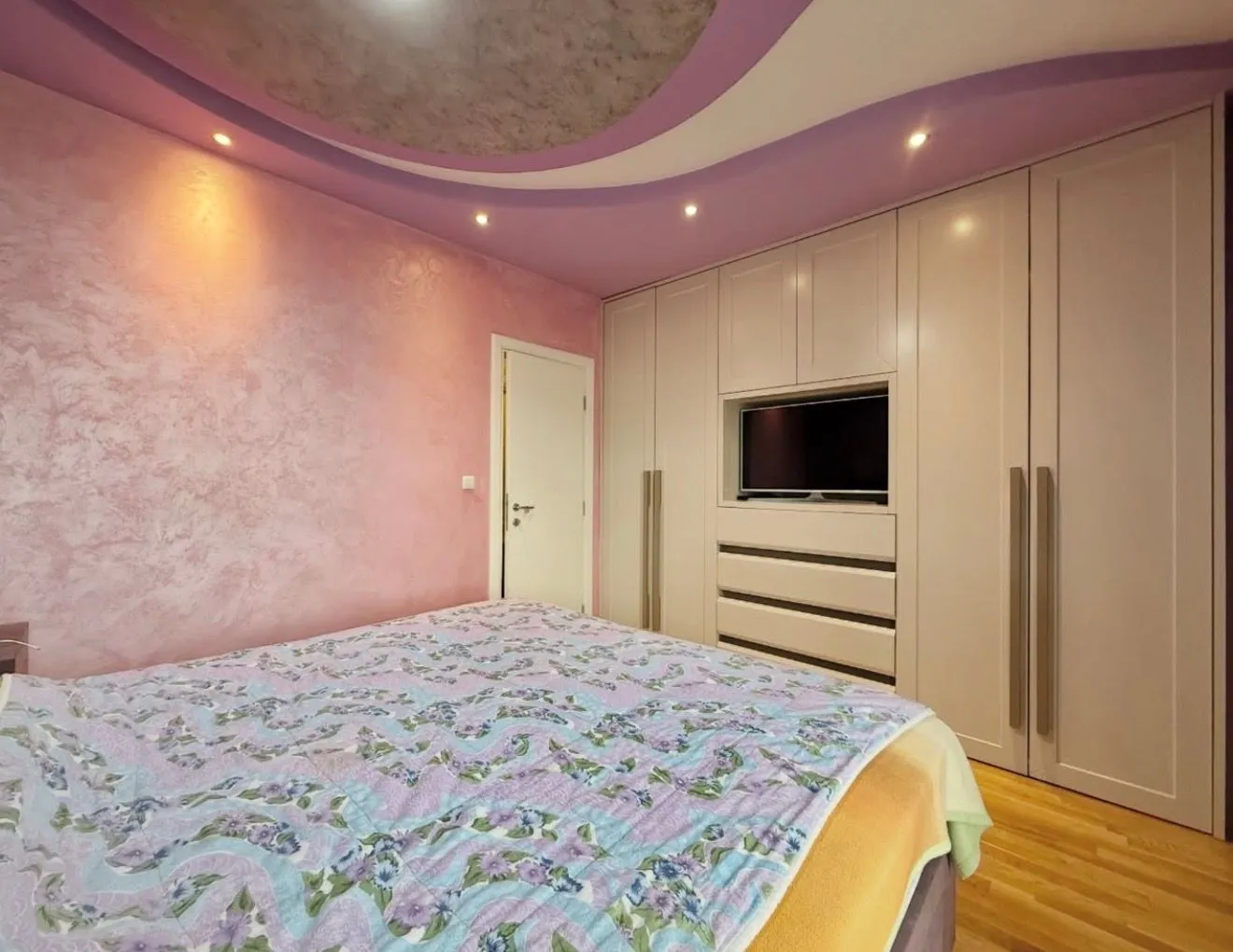 Prodaja, trosoban stan, 140m², Momišići, Podgorica