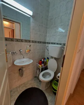 Manje kupatilo sa umivaonikom i toaletom u pločicama. - image 9