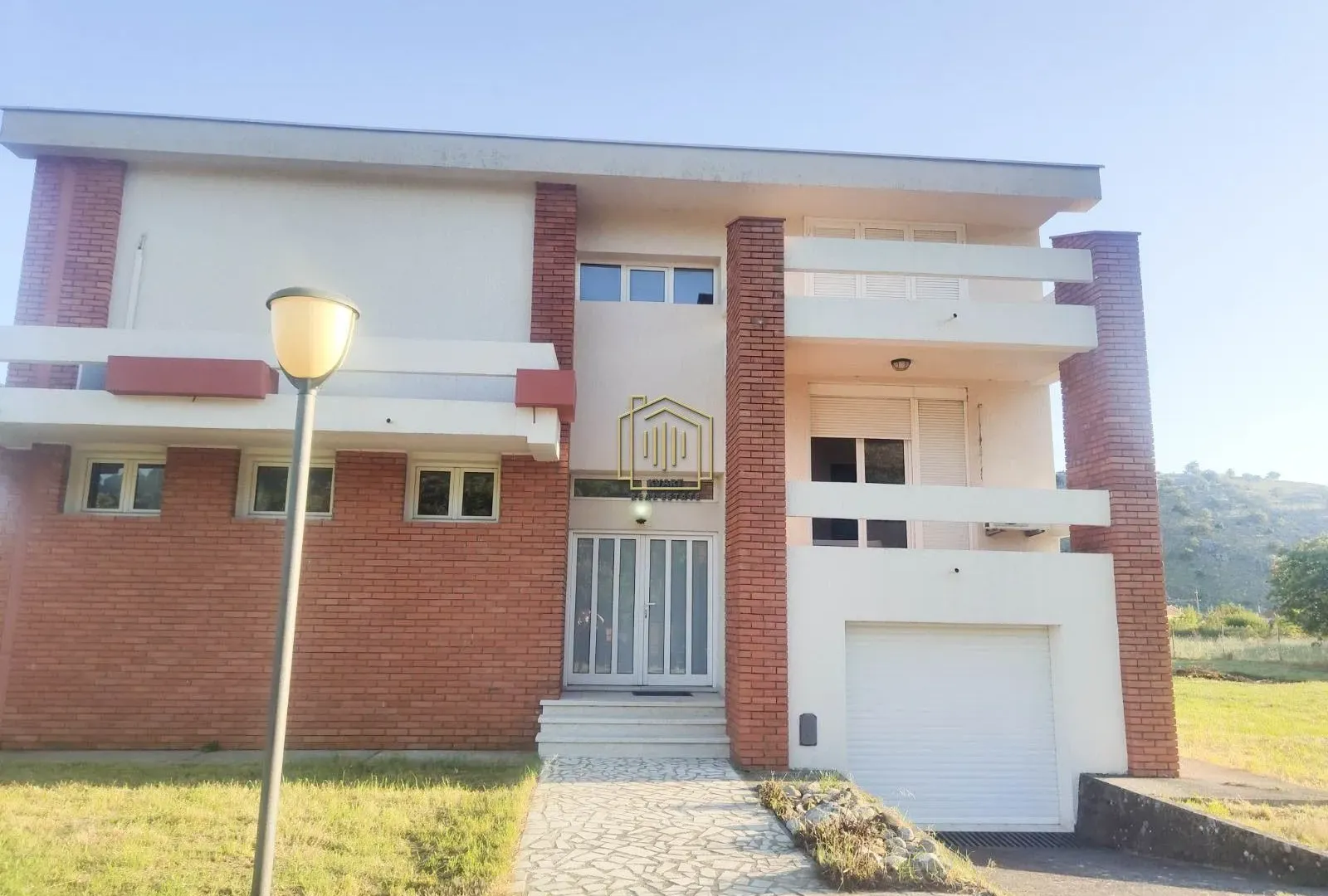 Izdavanje, kuća, 400m², Rogami, Podgorica