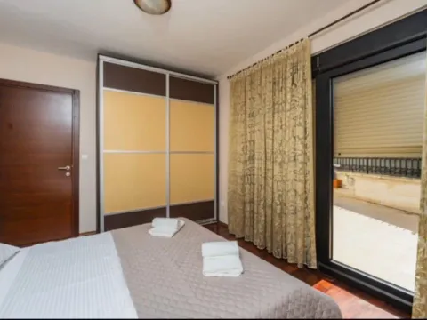 Izdavanje, trosoban stan, 130m², Dobrota, Kotor - image 4