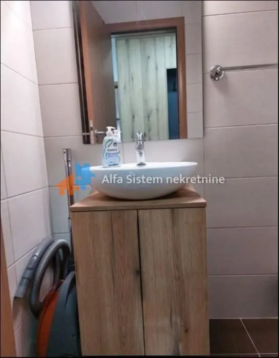 Bathroom with a washbasin and a mirror.