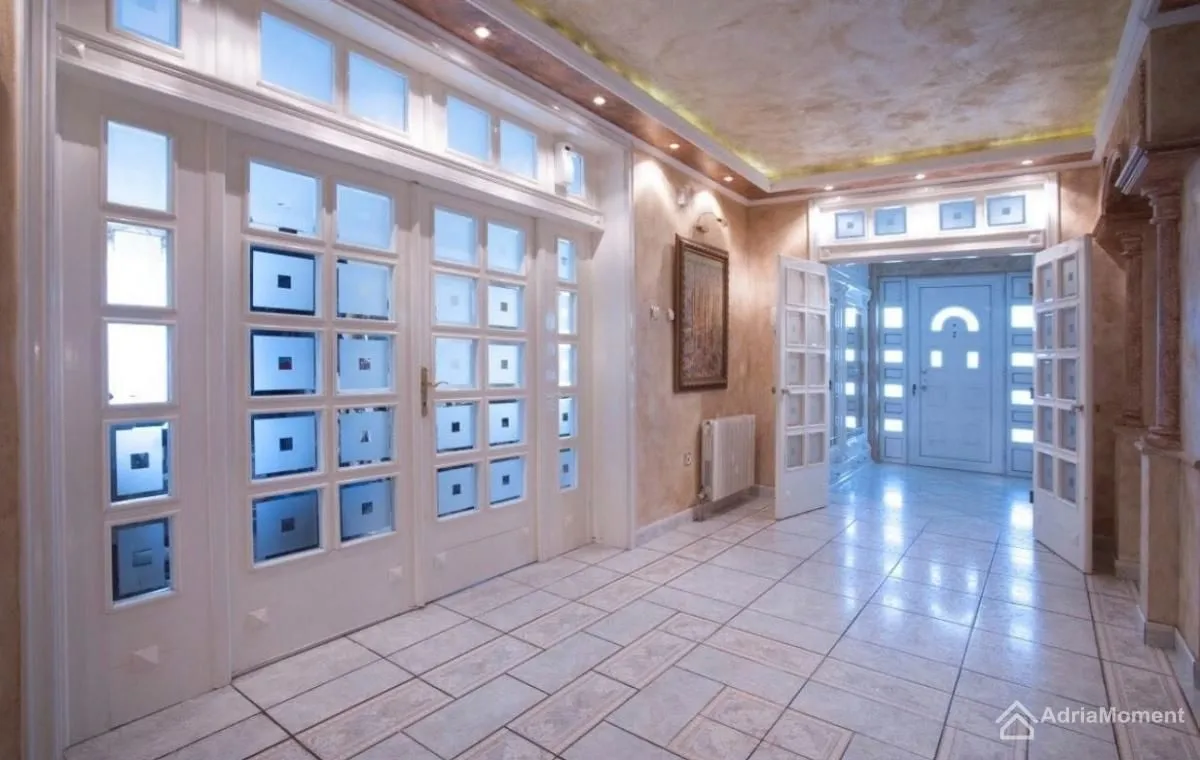 Sale, house, 700m², Tološi, Podgorica
