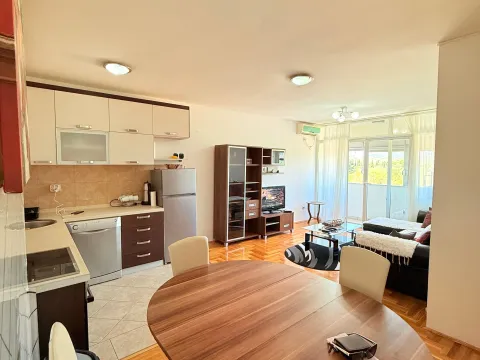 Izdavanje, dvosoban stan, 60m², City Kvart, Podgorica - image 1