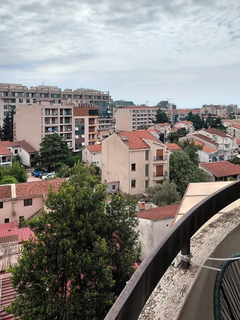 Pogled sa terase na naselje i okolne zgrade.