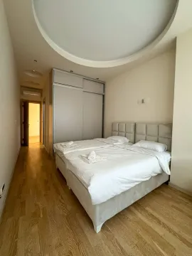 Spavaća soba sa bračnim krevetom, ugradnim garderoberom i drvenim podom. - image 13