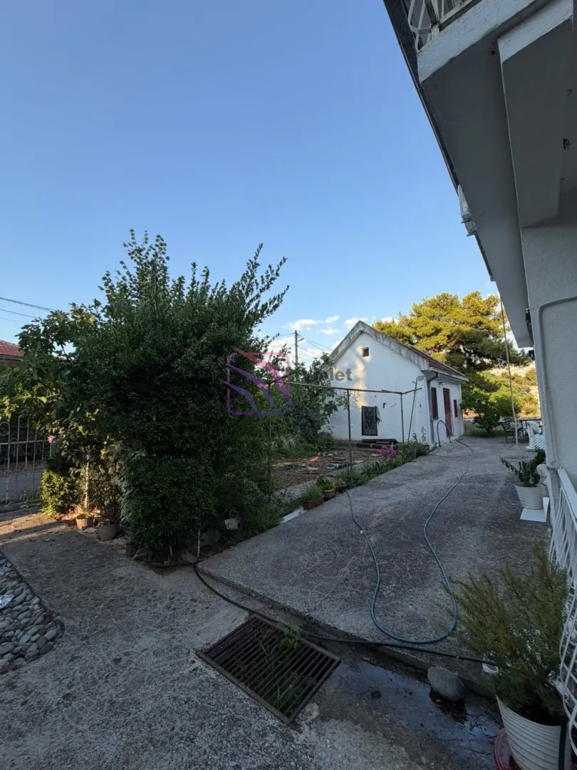 Pogled na dvorište i pomoćni objekat pored kuće.
