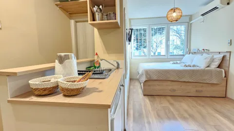 Manja spavaća soba sa bračnim krevetom i malom čajnom kuhinjom. - image 2