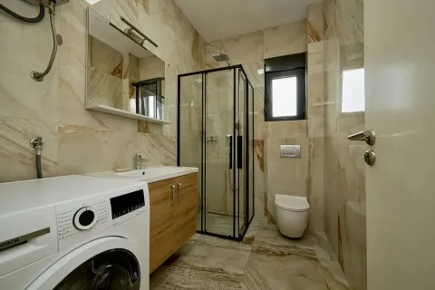 Moderne kupatilo sa tuš kabinom, umivaonikom, wc šoljom i veš mašinom. - image 10