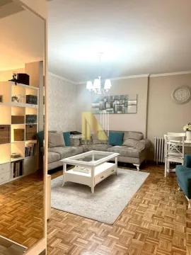 Uređena dnevna soba sa garniturom i trpezarijskim stolom. - image 3
