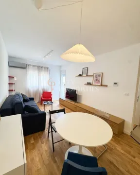 Dnevna soba sa garniturom, trpezarijskim stolom i TV komodom. - image 13