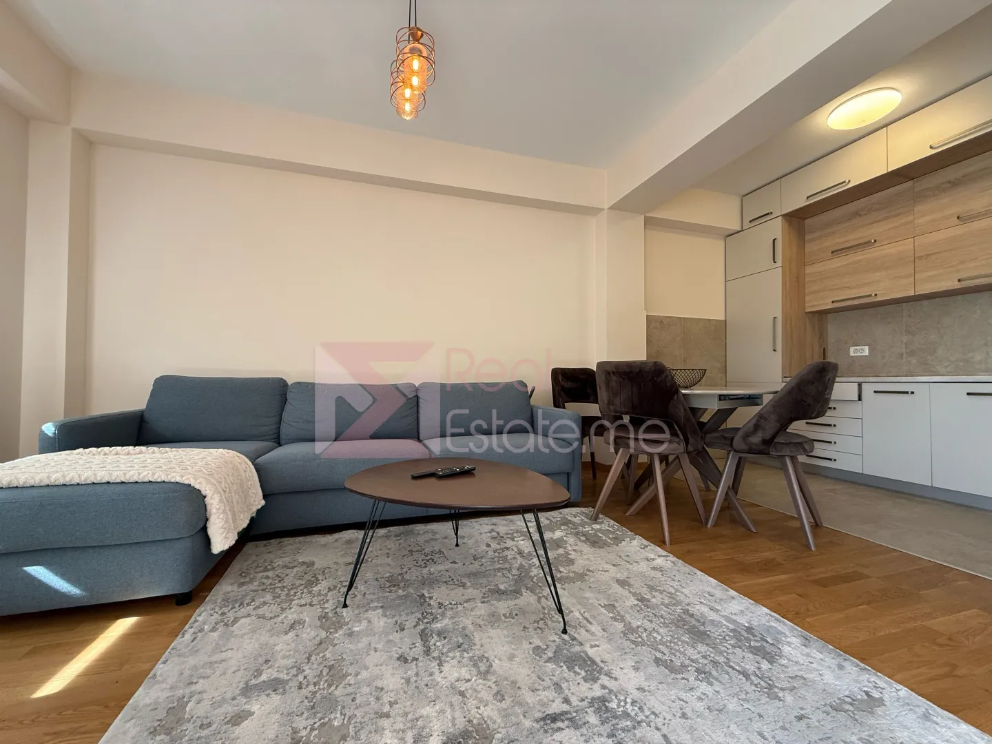 Living room with sofa and dining area integrated with the kitchen.