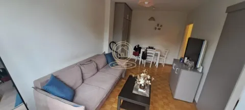 Dnevna soba sa garniturom, stočićem i trpezarijskim delom u pozadini. - image 2
