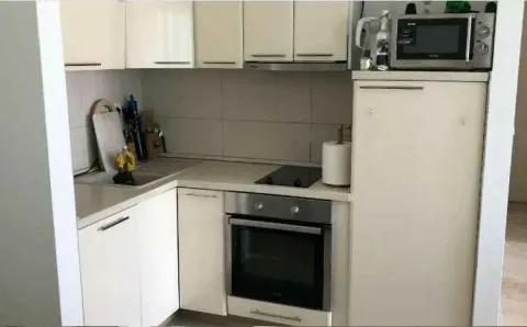 Mala kuhinja sa bijelim elementima i ugradnom rernom. - image 14