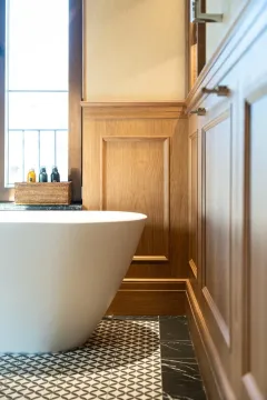 Kupatilo sa samostojećom kadom i drvenim zidnim oblogama. - image 19