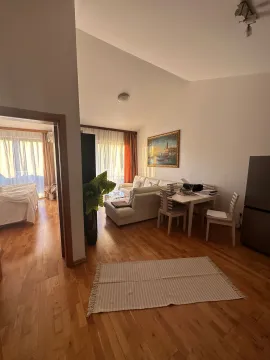 Dnevna soba sa garniturom, trpezarijskim stolom i pogledom na spavaću sobu. - image 3
