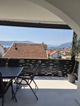 Namještena terasa sa garniturom za sjedenje i pogledom na grad i more. - image 4