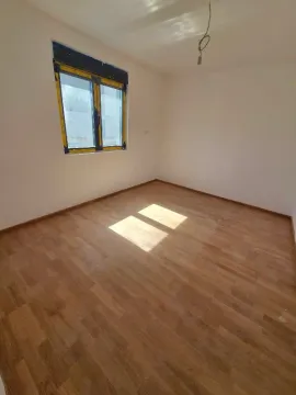 Prazna neopremljena soba sa laminatom na podu i jednim prozorom. - image 4