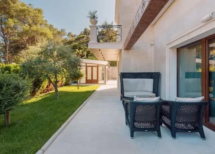 Izdavanje, kuća, 400m², Centar, Tivat