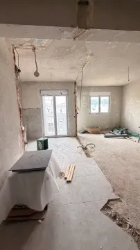 Unutrašnjost stana u grubim radovima i renoviranju. - image 3