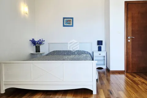 Namještena spavaća soba sa bračnim krevetom, noćnim stočićima i drvenim podom. - image 9