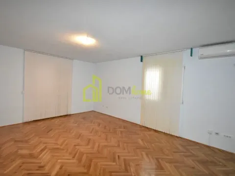 Izdavanje, poslovni prostor, 200m², Tološi, Podgorica - image 13