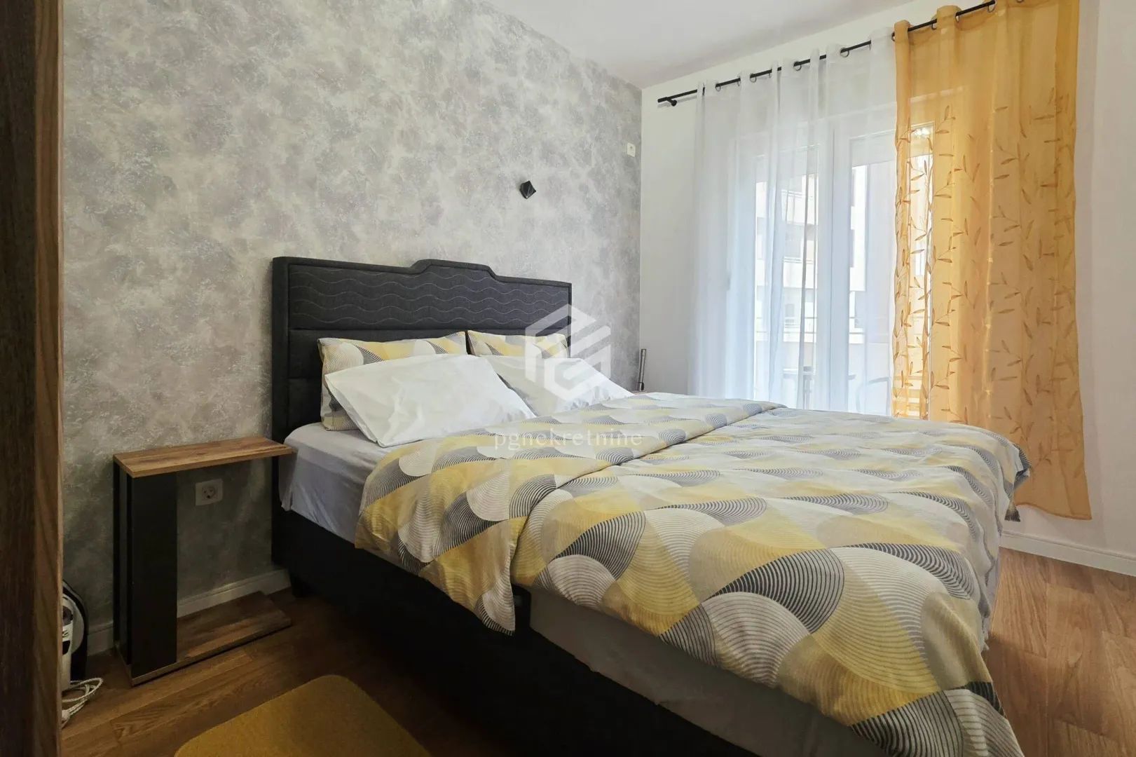 Furnished bedroom with a double bed and access to the terrace.