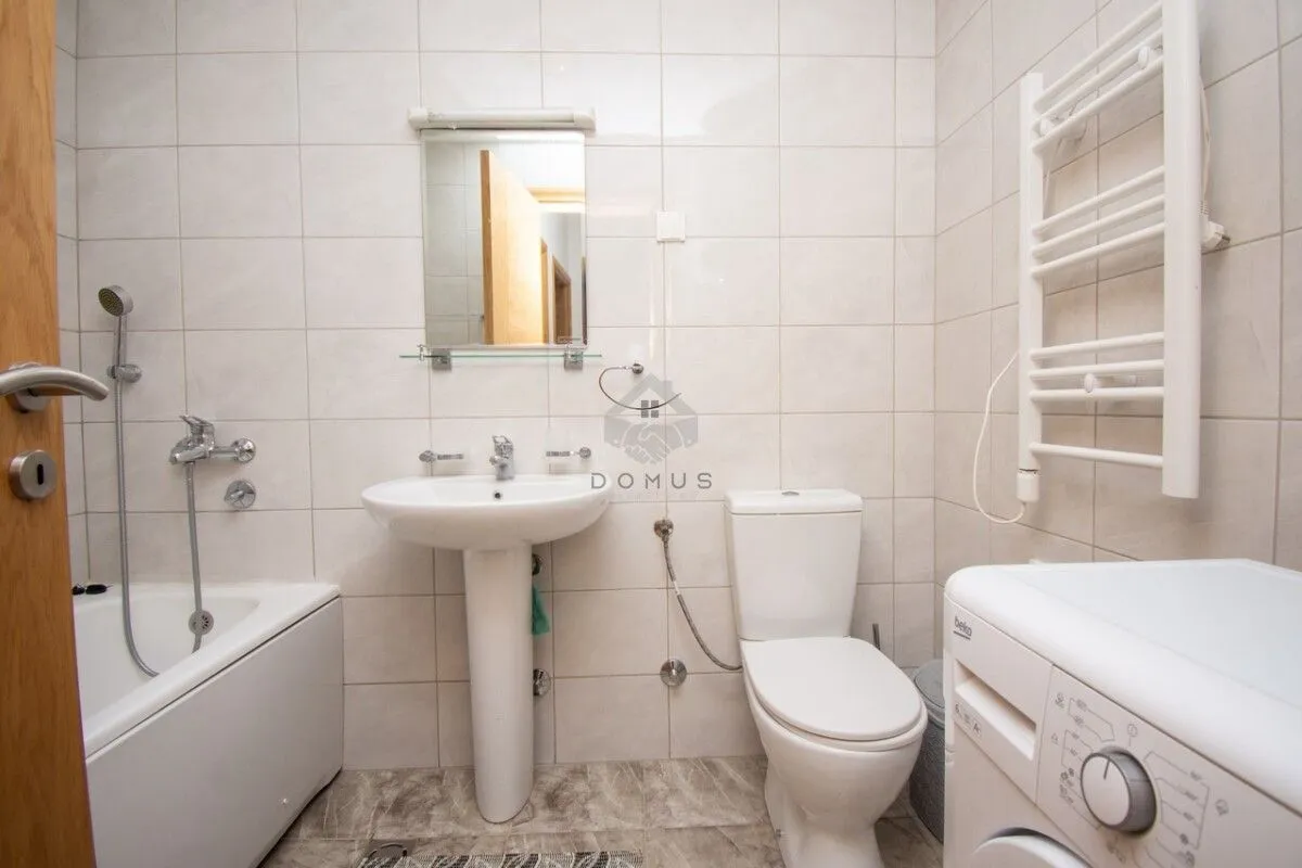Potpuno opremljeno kupatilo sa kadom, umivaonikom, WC šoljom i veš mašinom.